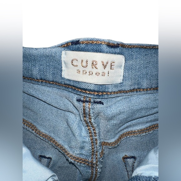 Blue jean short - Picture 2 of 3